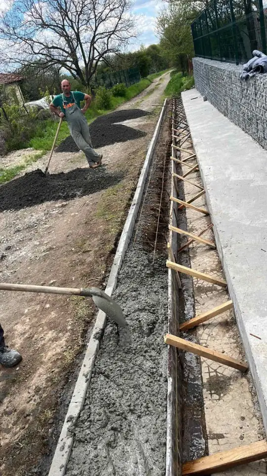 Бетонна основа по време на изпълнение на обект