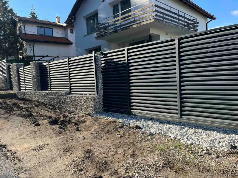 Метална ограда с хоризонтални ламели върху габионна основа