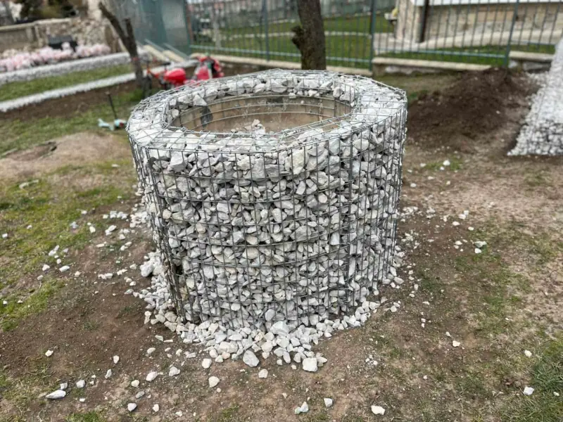 Кръгъл декоративен габион в двор